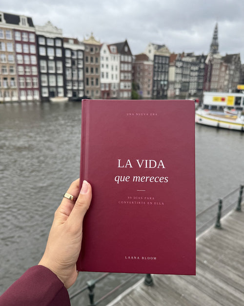 LA VIDA que mereces, edición Premium, sostenida frente a un canal